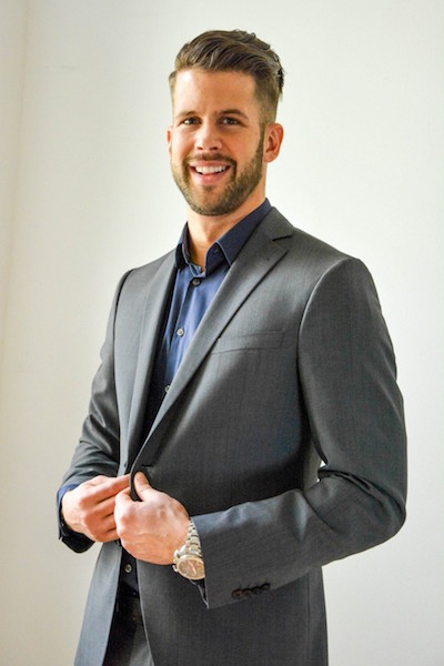 Host im grauen Sakko